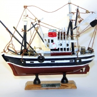 Модель рыбацкого корабля траулера Carmen 88142-20 Two Captains