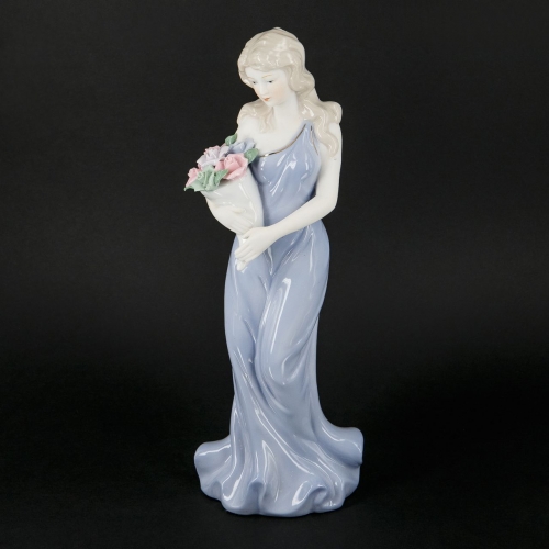 Фарфорова статуетка дівчина з квіткою 3505 Classic Art
