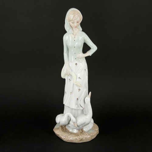 Красива статуетка дівчини з гусаком з порцеляни 0006 Classic Art