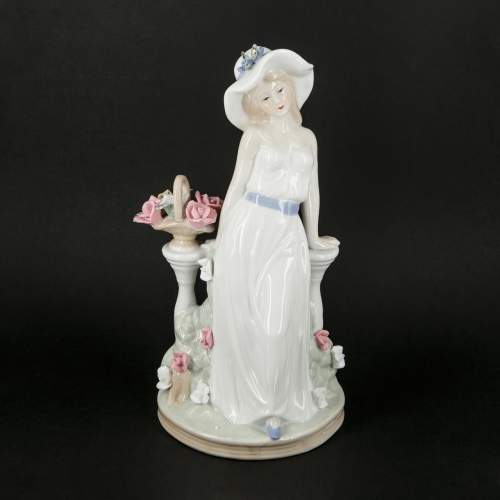 Статуетка з порцеляни девущка з квітами 0008 Classic Art