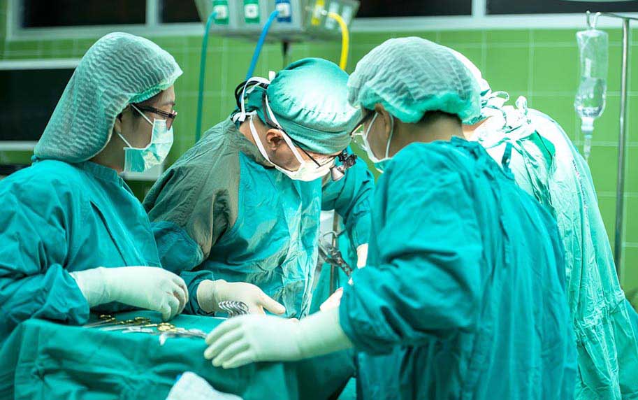 Хирург проводит операцию - фото darunok.ua
